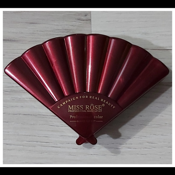 Brand New Makeup Kit - Picture 2 of 2